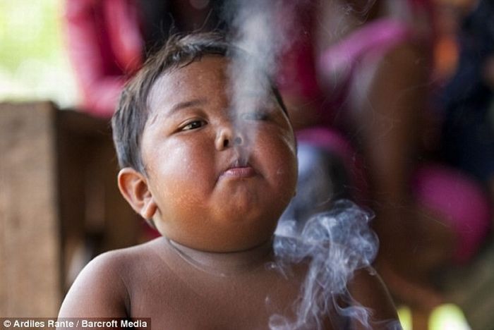 Арди Ризал, двухлетний курильщик из Индонезии (4 фото + текст)