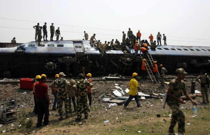 В Индии на бомбе подорвался поезд с людьми (8 фото)