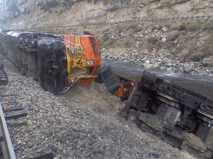 Грузовой поезд упал в каньон от удара о каменную глыбу (9 фото)