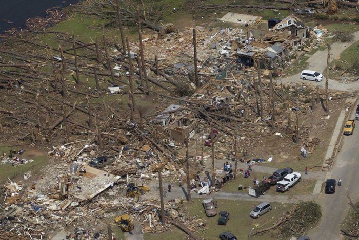 Последствия торнадо в Алабаме ( 18 фото)