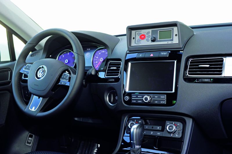 Компания BMW представила на выставке новые модификации на базе универсалов 3 и 5 серии, а так же кроссовера X3.Автомобили имеют соответствующую раскраску и спецсигналы, которые включаются через систему iDrive или же кнопку на центральной консоли. Volkswagen же представил сразу четыре спецмодификации на базе Passat Variant, Touran, Sharan и Touareg. Легковые модификации оснащены 2-литровым турбодизелем 170 л.c.. Кроссовер же получил 3-литровый мотор с 245 л.c. Все модификации оснащены роботизированной трансмиссией DSG и соответствующие спецсигналы.  Ранее в СССР и России так же выпускались компактные медицинские авто на базе универсалов «Волга», но сейчас они уже списаны в утиль. Идея делать машины на базе полноприводного минивена ВАЗ «Надежда» так же потерпели крах. Так что в России единственными автомобилями для медицинских служб остается устаревшие «буханки» и продукция ГАЗа – Соболь и ГАЗель. В мегаполисах отечественную технику постепенно вытесняет иностранная, она хоть и дороже, но и намного надежнее.