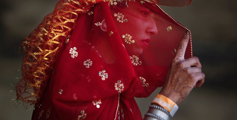 Юная индуска прикрывает лицо, прибыв в храм Шри Хингладж Мата во время паломничества в пакистанскую провинцию Белуджистан. Тысячи пакистанцев и индийцев приняли участие в ежегодном четырехдневном паломничестве в храм, глубоко почитаемый индусами. (Reuters/Akhtar Soomro)