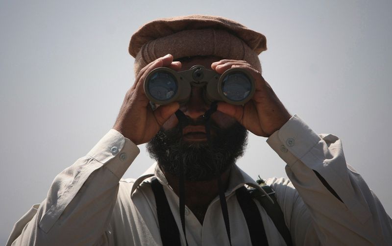 Представитель войск, занятых в операциях по борьбе с талибами, на месте взрыва придорожного фугаса на окраине Пешавара. (AP Photo/Mohammad Sajjad)