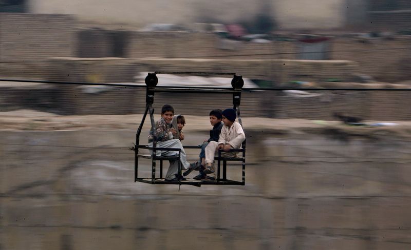  Пакистанские дети в вагончике канатной дороги в Равалпинди. (AP Photo/Muhammed Muheisen)