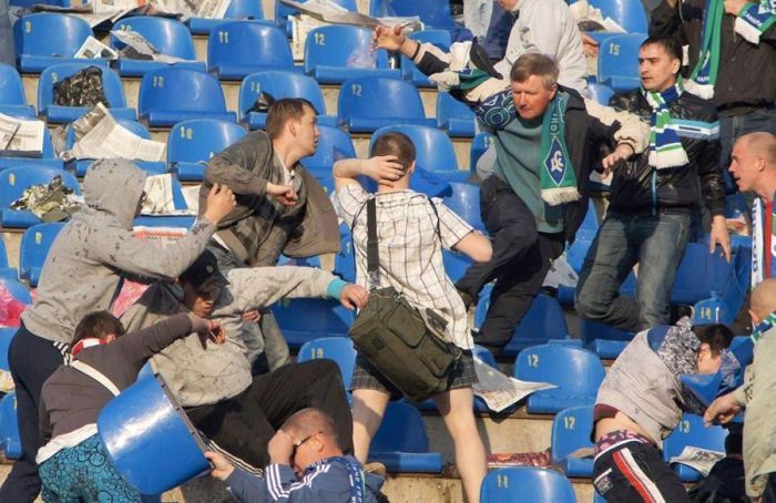 На самарском стадионе произошла массовая драка болельщиков (8 фото)