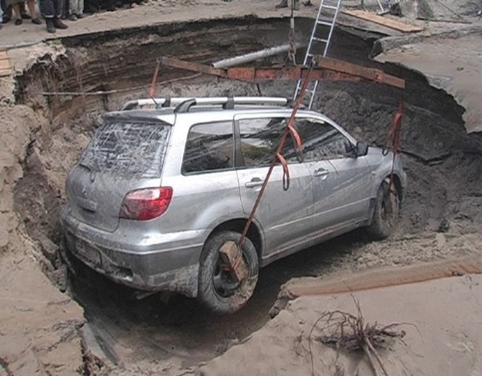 Mitsubishi Outlander  провалился под землю (9 фото)