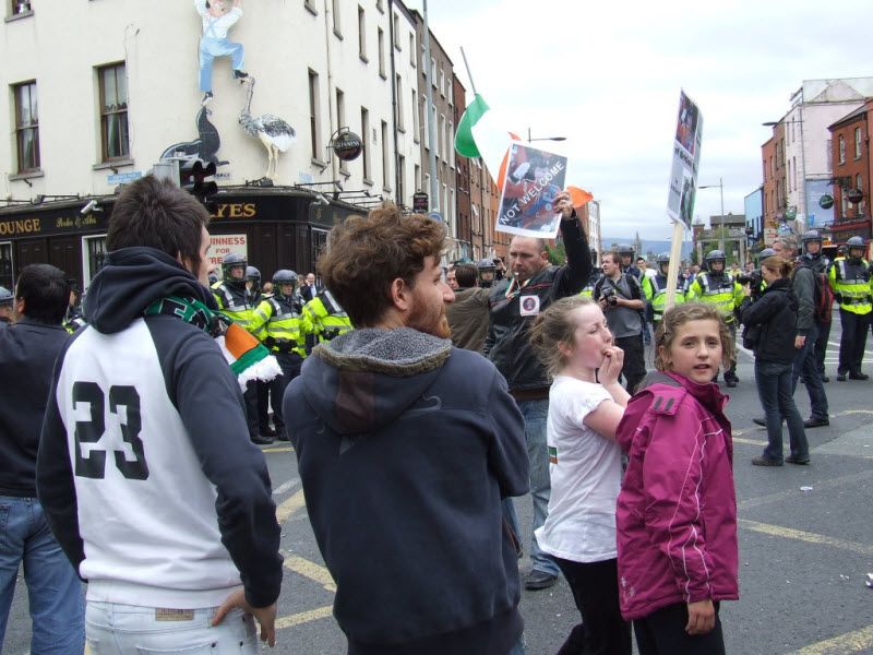 В Дублине протестовали против визита Елизаветы II (36 фото)
