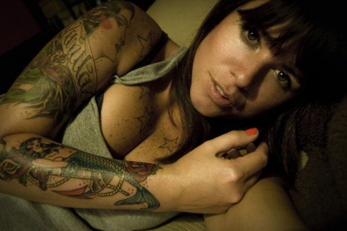Красивые девушки с татуировками (18 Фото)