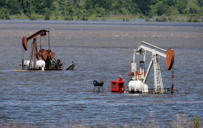 Паводковые воды вокруг нефтяных вышек недалеко от Дир Парк, Луизиана. (Scott Olson/Getty Images)