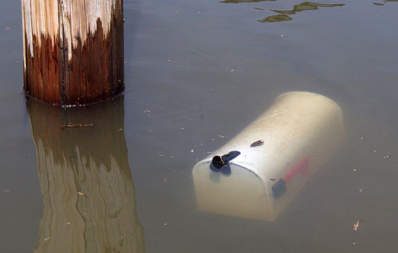 Почтовый ящик в воде перед затопленным домом в Виксбурге. (AP Photo/Dave Martin)