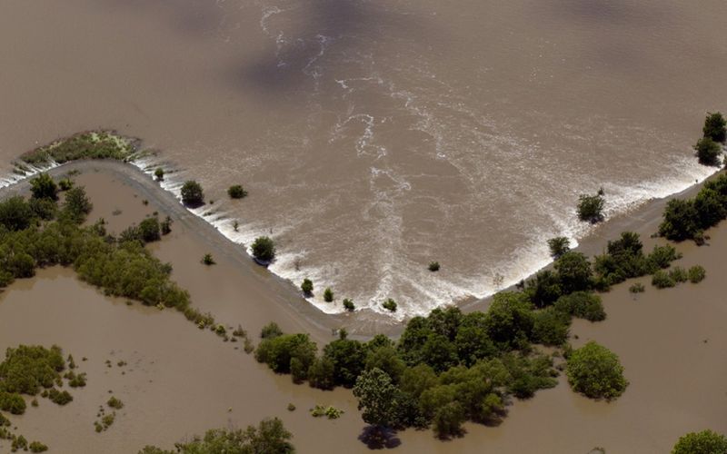  Паводковые воды реки Миссисипи ползут к берегам города Нанчес. (AP Photo/Dave Martin)