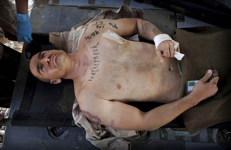 Морской пехотинец армии США Джером Ханли из штата Массачусетс, который был ранен во время повстанческих атак, отправлен в госпиталь на санитарном вертолете Целевой группы армии США “Dust Off,” 1-214 авиационного полка в зоне конфликта к северу от Сангин, в провинции Гильменд на юге Афганистана, воскресенье, 15 мая 2011.