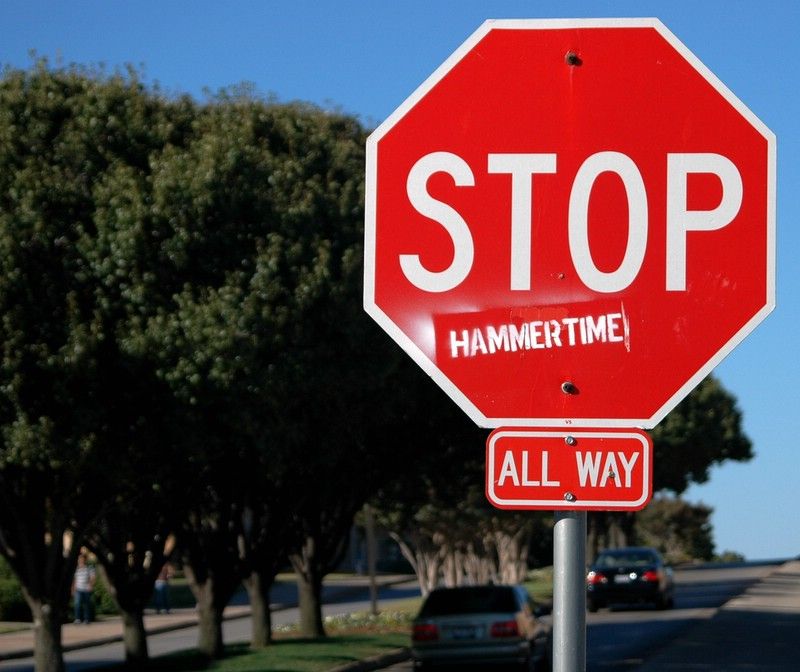Издевательства над дорожным знаком STOP в США (44 фото)
