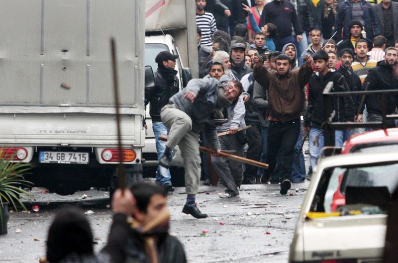  В декабре 2009 года, когда суд объявил главную партию курдов вне закона, турецкие националисты схлестнулись в стычке с курдскими активистами после устроенных курдами демонстраций. (BULENT KILIC /AFP/Getty Images)
