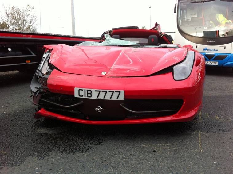 В Ирландии снесли крышу новой Ferrari 458 Italia (10 фото)