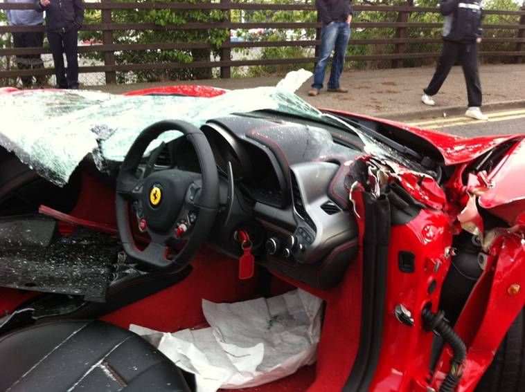 В Ирландии снесли крышу новой Ferrari 458 Italia (10 фото)