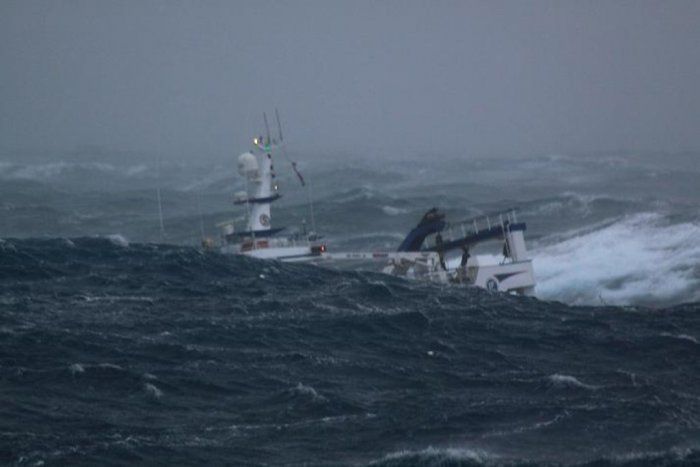 Корабль попал в сильный шторм (10 Фото)