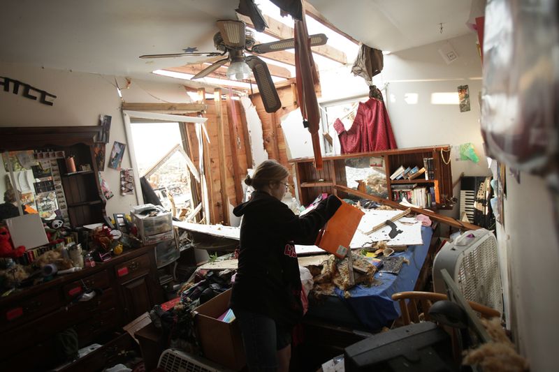 17-летняя Кэндис Келл нашла тетрадь по психологии в доме своей бабушки в Джоплине после торнадо. (Adam Wisneski/Tulsa World/AP)