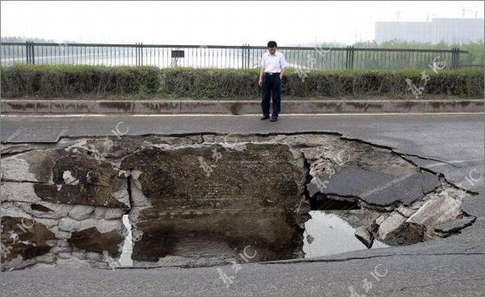 Китайский мост поглотил китайский грузовик (11 фото)