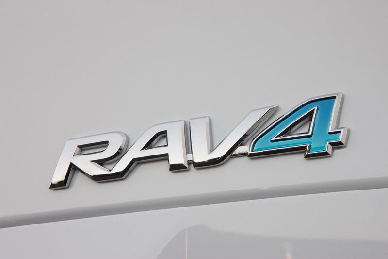 Toyota объявила о выходе нового гибридного RAV4 EV (36 фото+видео)