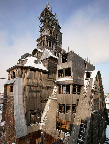 В Архангельске сгорел самый высокий деревянный дом (8 фото)