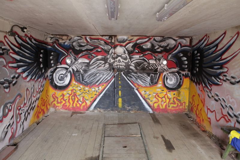 Обычный гараж приукрасили в стиле Road to hell (25 фото) 