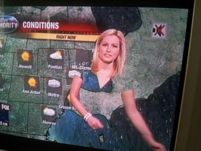 Почему ведущим прогноза погоды нельзя носить зеленую одежду (9 фото)