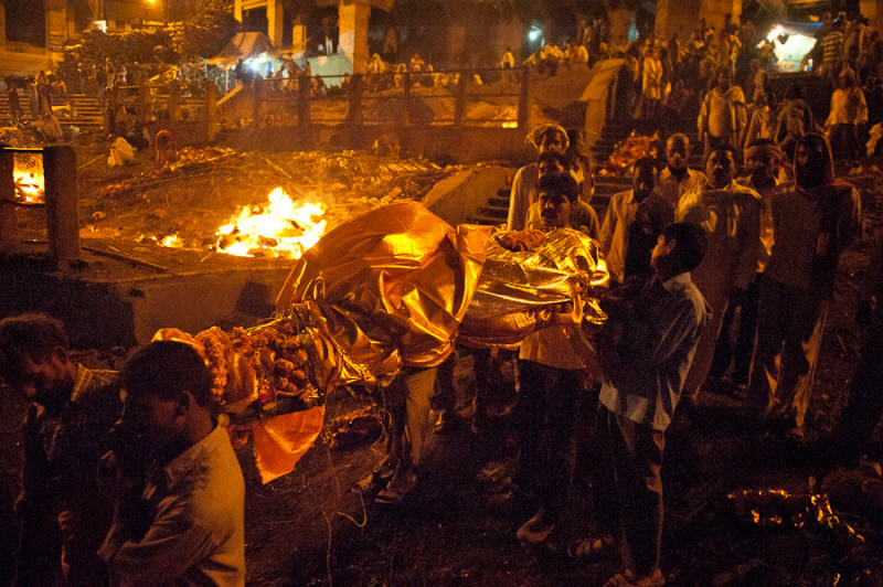 Как в Индии сжигают умерших (9 фото)