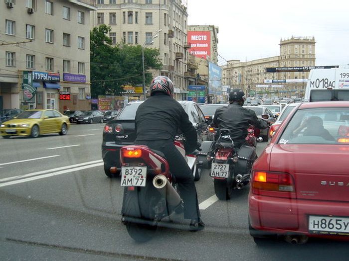 Почему мотоциклы ездят между рядов?! (5 фото+текст)