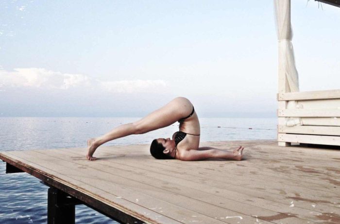 Даша Астафьева - настоящий мастер йоги (9 фото)