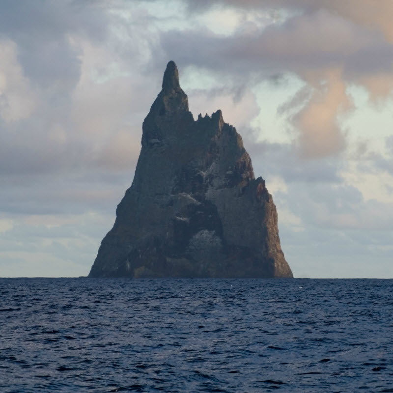 10 самых впечатляющих морских скал (27 фото)