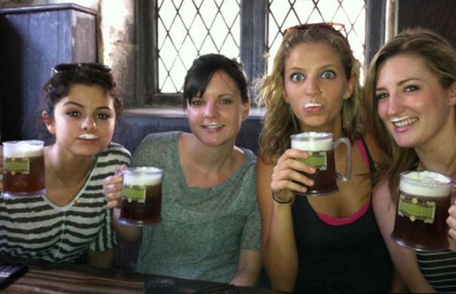 Девушки тоже любят пиво (20 фото)