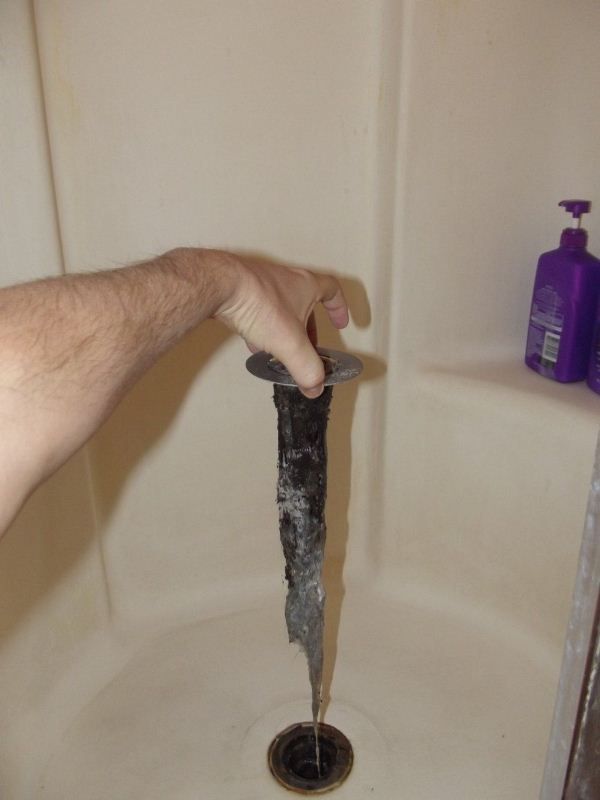 Прочистка сливного отверстие в ванной (5 фото)