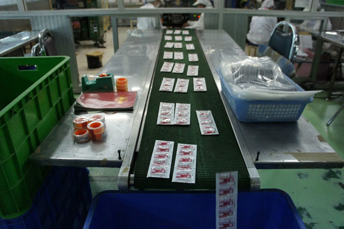 Экскурсия на производство презервативов (21 фото)