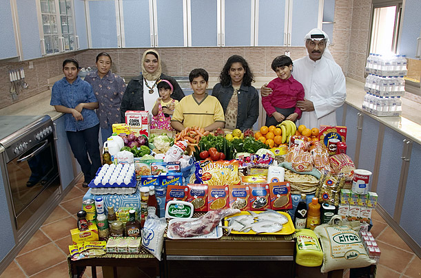 Кувейт. Семья Аль Хагган из Кувейта.br/Расходы в неделю на еду: 63.63 dinar или $221.45