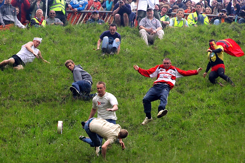 Народная английская забава. 200 метров вниз по крутому склону за круглым сыром. Переломы рук и ног - обычное явление для такого  мероприятия.