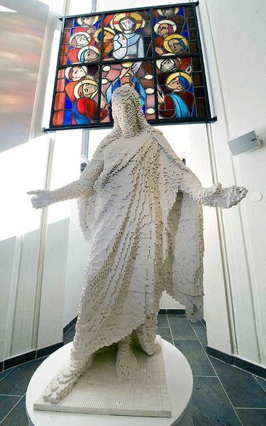 Иисус из лего (2 фото)
