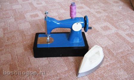 Еще одна швейная машинка с игрушечным утюгом