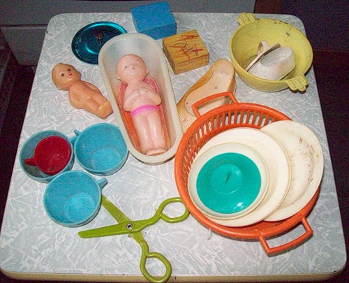 Пластмассовые игрушки из разных (медицинских, кухонных, купальных, песочных) наборов для девочек