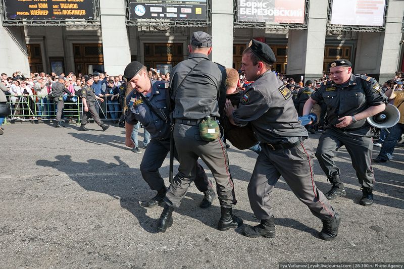 Кстати, задержали много фотографов-любителей. Официально прессе накануне ГУВД Москвы вадало специальные бэйджики.