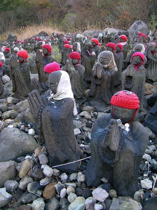 Божества возле японского вулкана (10 фото)