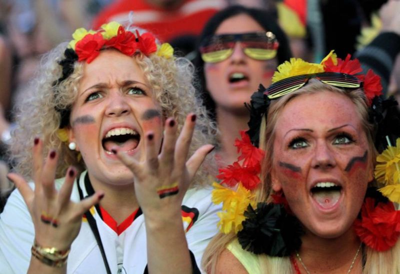Две болельщицы сборной Германии смотрят матч любимой команды со сборной Австралии по телевизору в Берлине. Им не стоило волноваться – сборная Германия выиграла матч со счетом 4-0.