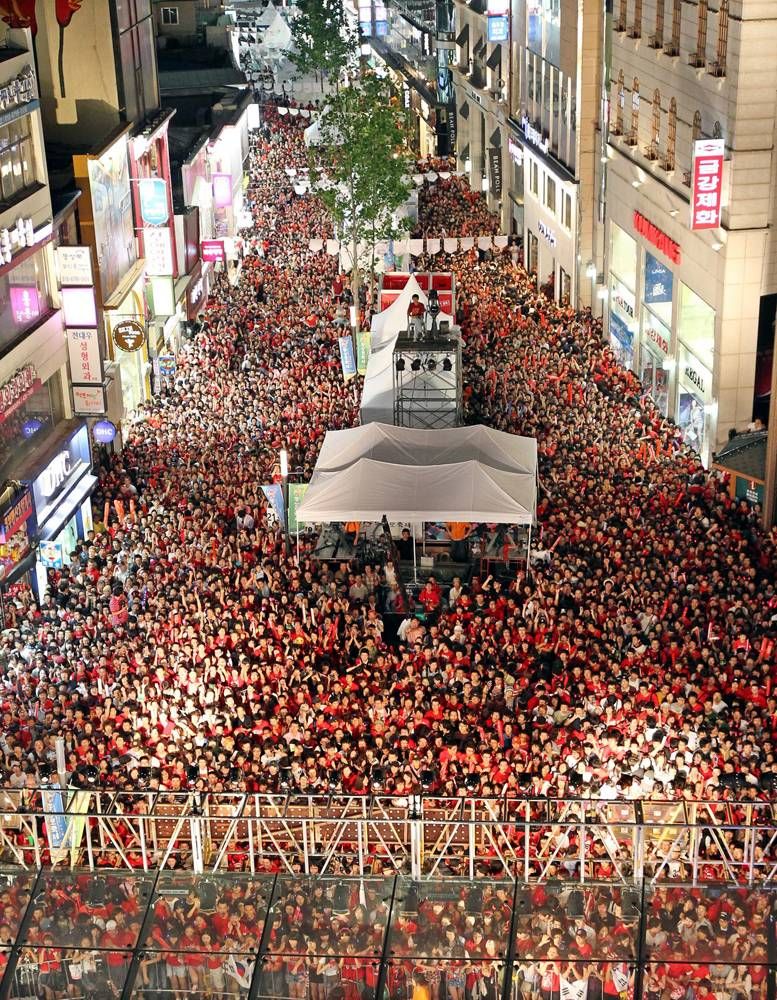 Тысячи фанатов в рубашках «красных дьяволов» радуются в Южной Корее. Им было, что праздновать 12 июня на улицах провинциального городка Тэгу, в 297 км к югу от Сеула, - сборная Южной Кореи выиграла матч со сборной Греции со счетом 2-0.