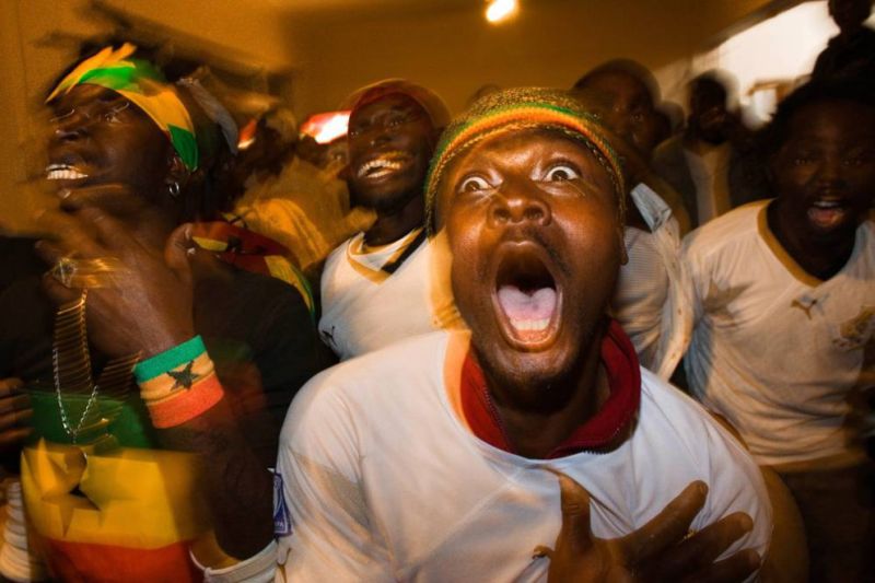 Фанаты сборной Ганы радуются голу своей команды. Гол забитый Асамооа Гьяна за шесть минут до конца матча помог сборной обыграть команду Сербии со счетом 1-0.