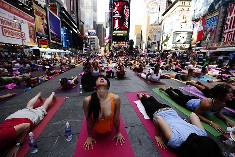 Йога на Таймс-сквер (13 фото)