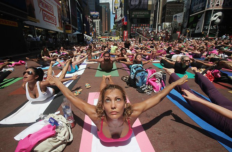 Йога на Таймс-сквер (13 фото)