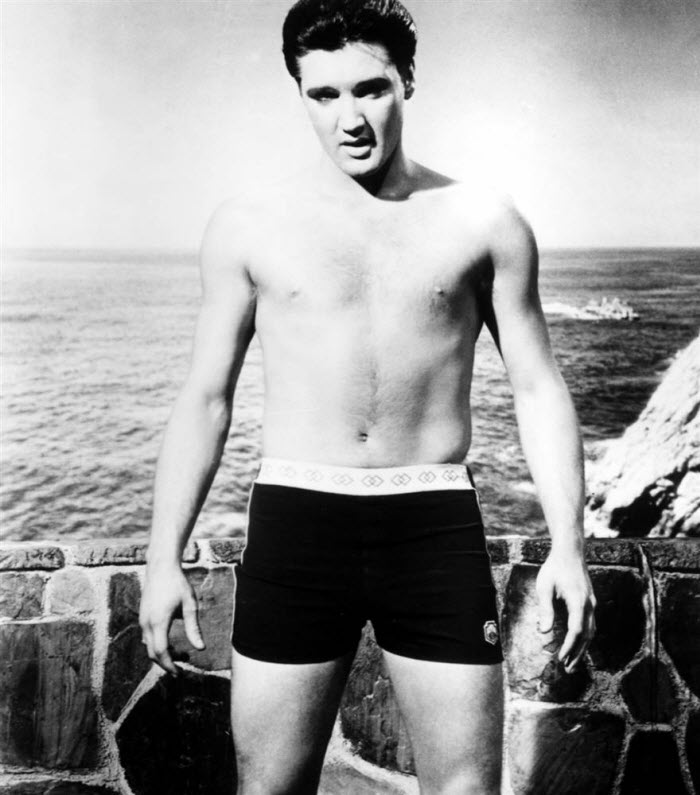 Увидев тело Короля в фильме 1963 года «Веселье в Акапулько», поклонницы Элвиса Пресли еще больше полюбили его. Хотя, куда уж больше. (Everett Collection)