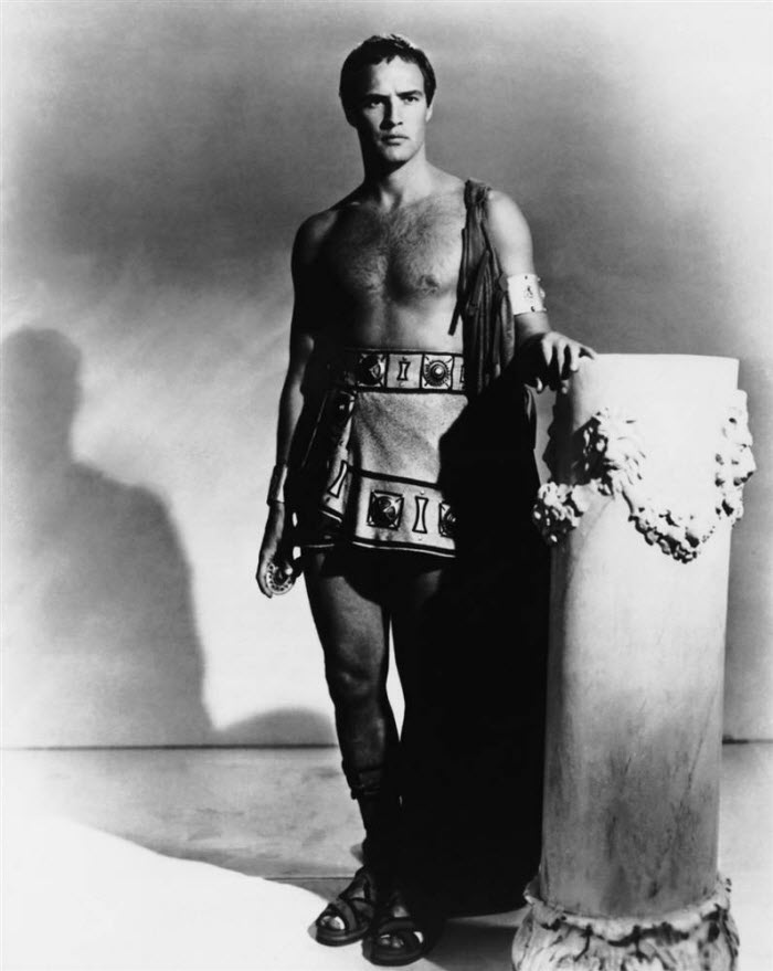 Благодаря скромному костюму Марлонда Брандо в роли Марка Антония в фильме 1953 года «Юлий Цезарь» зрители захотели отправиться на римские каникулы. (Everett Collection)