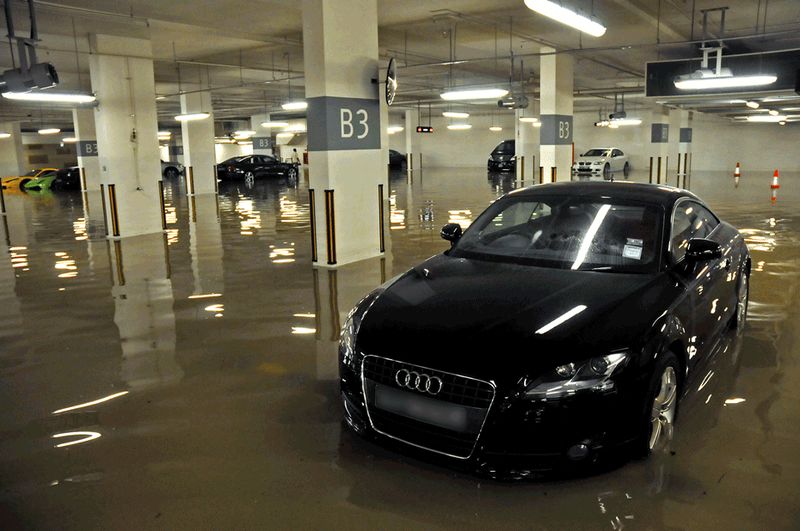 В гараже Сингапура утонули десятки суперкаров (8 фото)