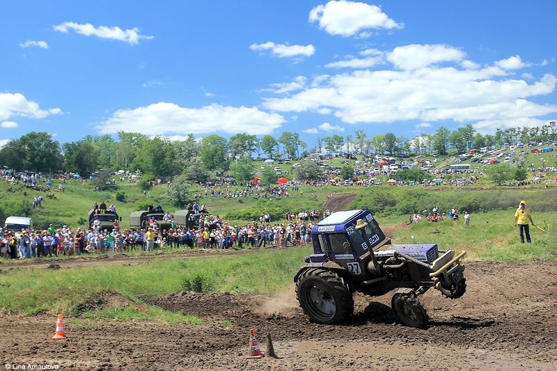 Бизон Трек Шоу - гонки на тракторах (31 фото)